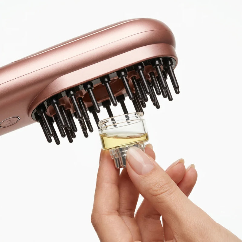 Densum HairBoost gleichmäßig über die Kopfhaut führen
